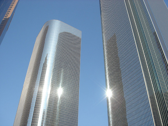 玻璃颜色分析：分光光度技术在大众建筑材料中
